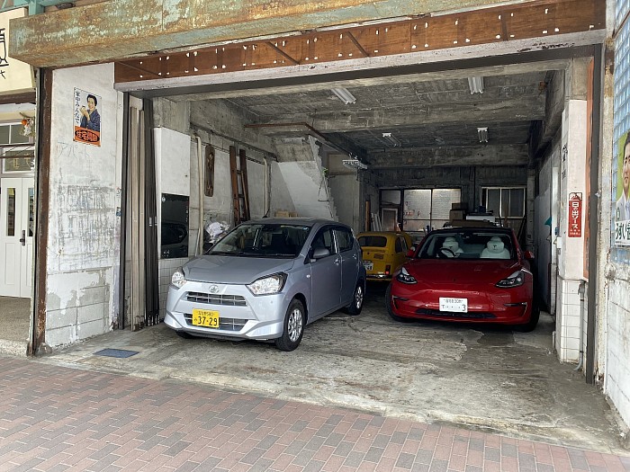 当店舗左前、住宅問題のオリオンビルのガレージ駐車場